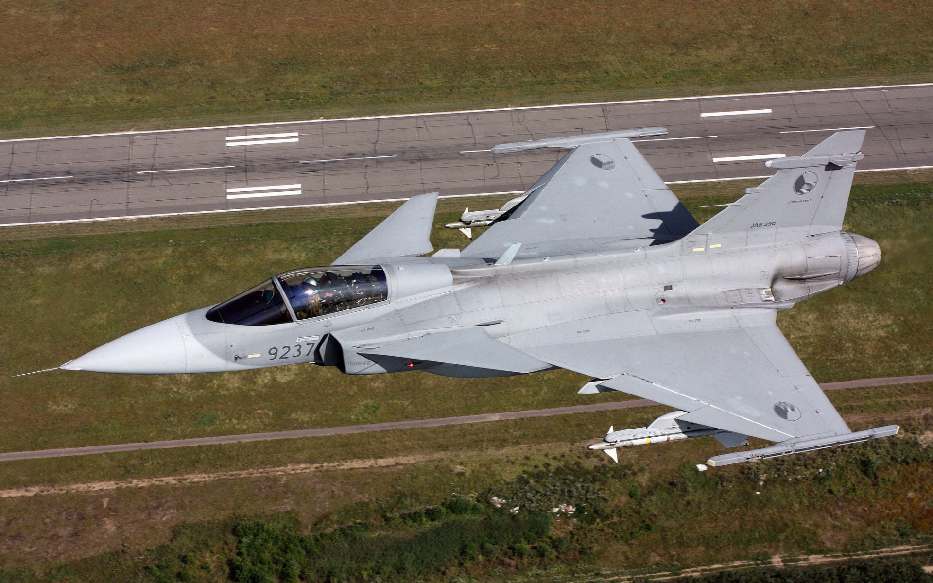 Сила 72. Многоцелевой истребитель Jas-39 Gripen. Gripen Jas 39 Чехия. Самолеты Швеции Гриппен. Saab Jas 39 Gripen против миг 29.