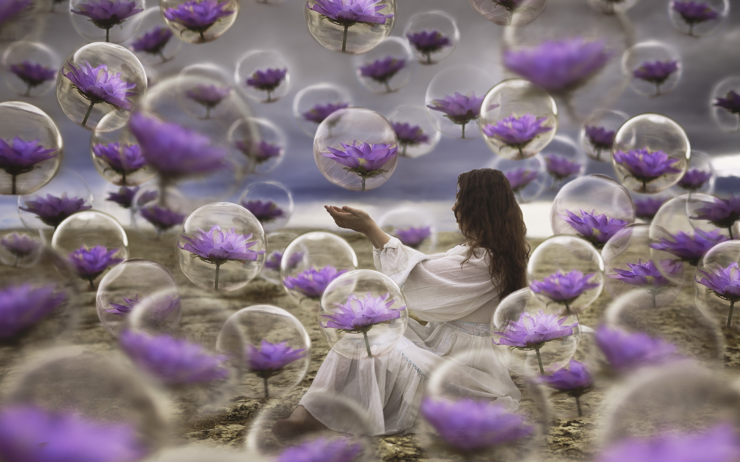 Воздух благоухание. Фиолетовый цвет в жизни. Мыльные пузыри и цветы. Цветок в пузыре. Тюльпаны и мыльные пузыри.