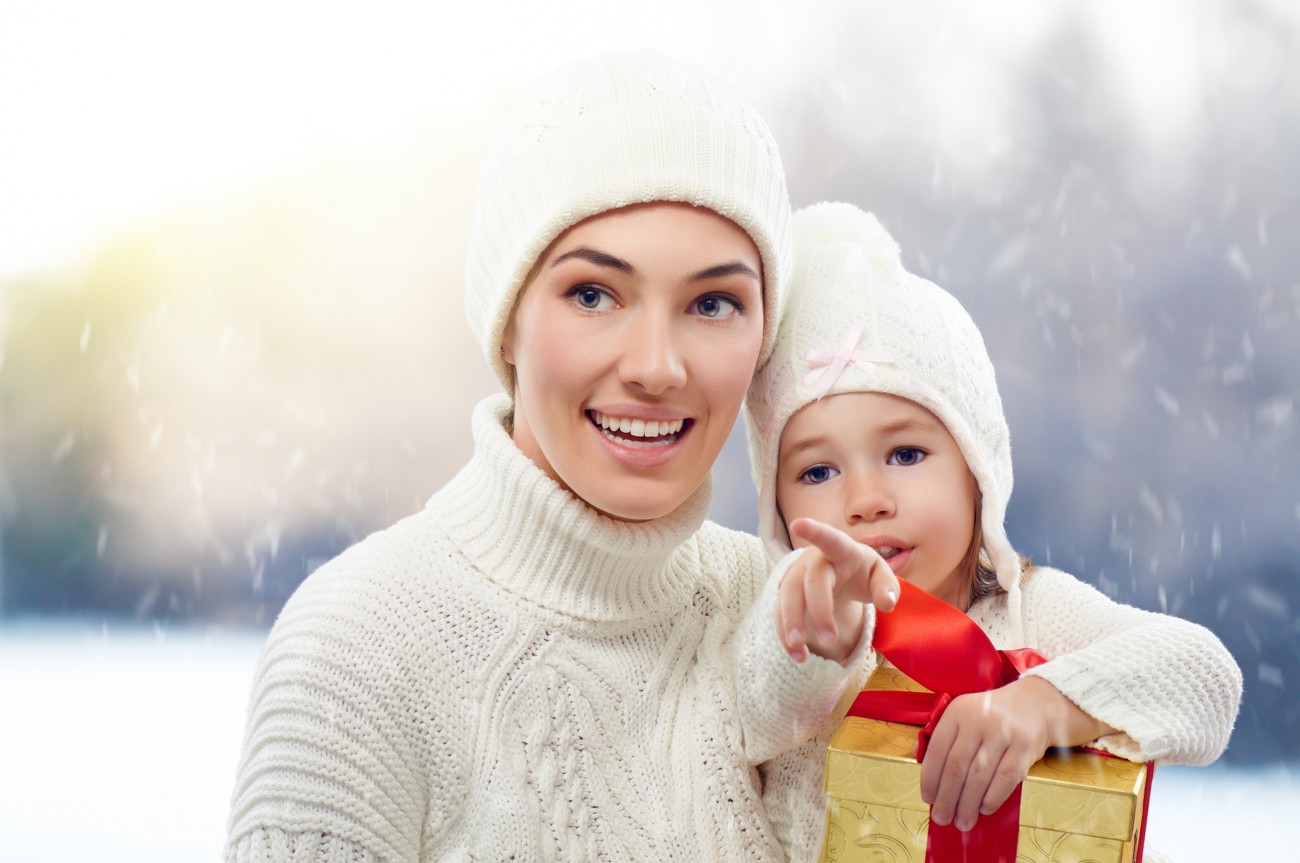 Мама будет снег. Счастливая семья зимой. Зима для детей. Девушка с ребенком зимой. Мама с ребенком зимой.