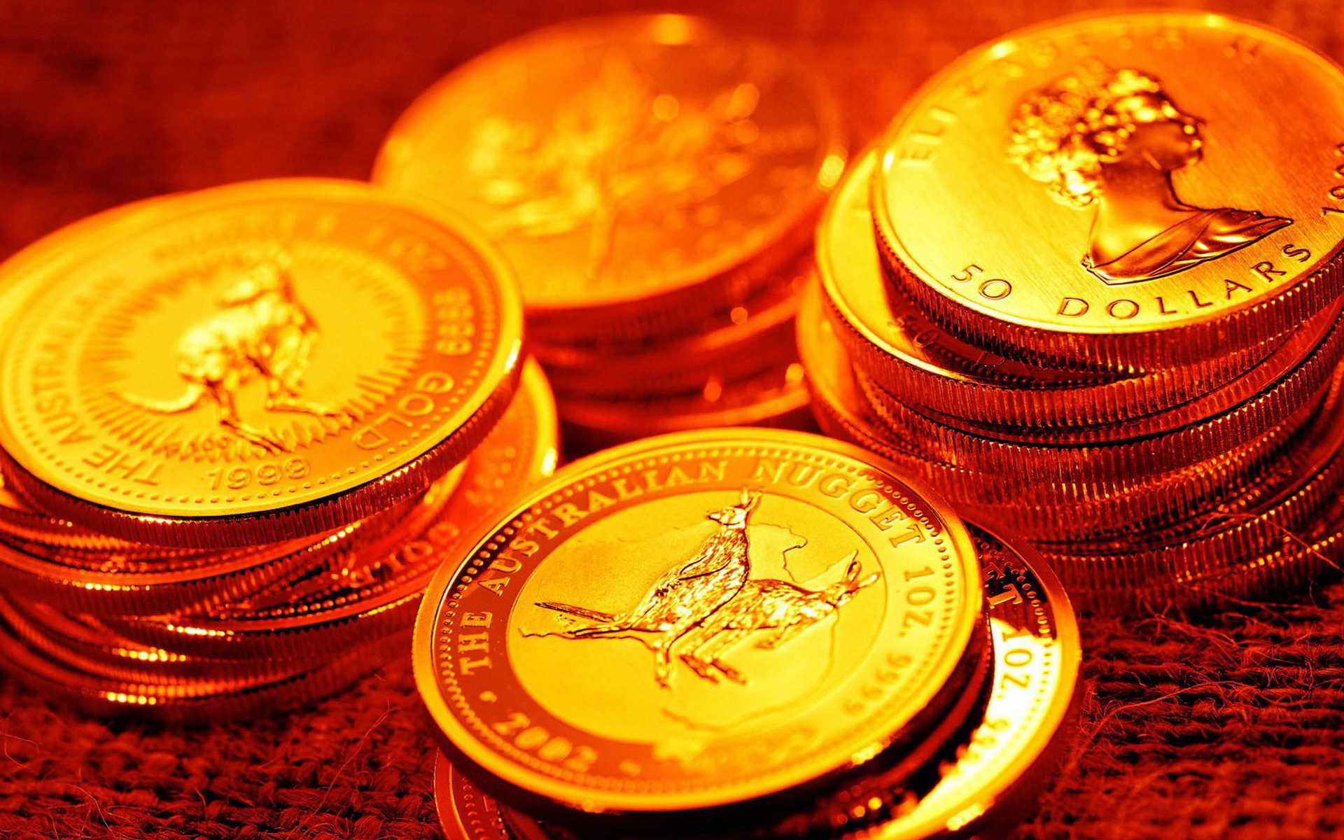 Лучшая инвестиционная монета. Монета Золотая. Золотые инвестиционные монеты. Деньги золото. Золотые монеты богатство.